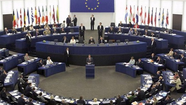 الإتحاد الأوروبي يمدد تعليق العقوبات على إيران