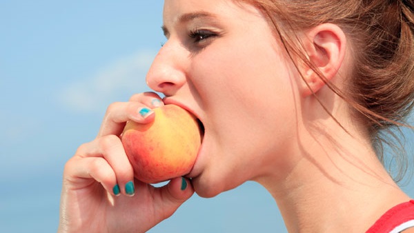 الخوخ والماء الغنية المغنيسيوم أفضل علاج للإمساك