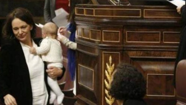بالصور.. نائبة تحمل طفلها الرضيع بجلسات البرلمان الإسباني