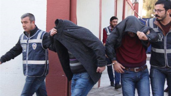 السلطات التركية تلقي القبض على 12 معارضا لـ«أردوغان» السلطات التركية تلقي القبض على 12 معارضا لـ«أردوغان»
