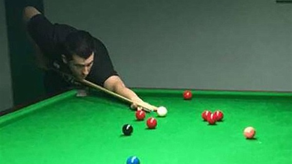 بالفيديو والصور.. خطأ لاعب بلياردو يتحول لتسديدة مُذهلة