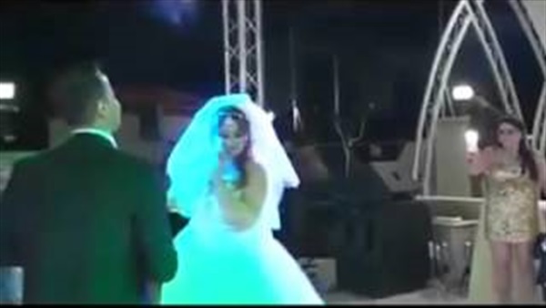 بالفيديو.. عروس لبنانية تبهرعريسها بغنائها 