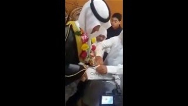 بالفيديو.. أغرب هدية لعريس في حفل زفافه بالفيديو.. أغرب هدية لعريس في حفل زفافه