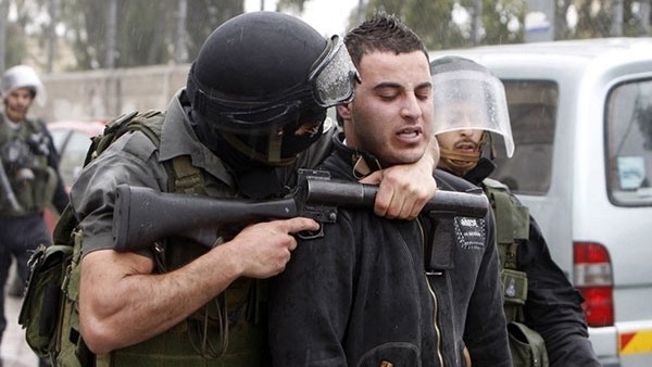 اعتقال 3 شبان فلسطينيين على يد قوات الاحتلال