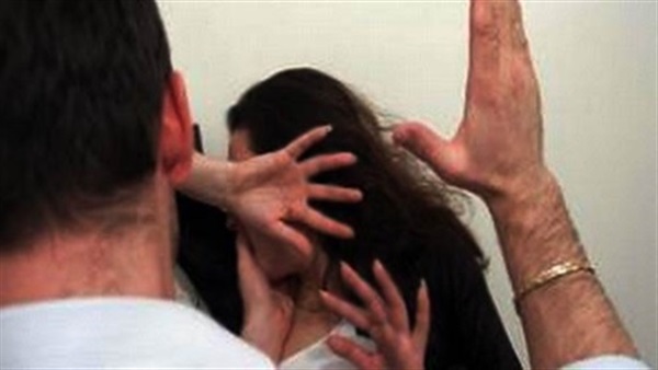 ضابط وشقيقه يعذبان زوجة ووالدتها أمام المارة