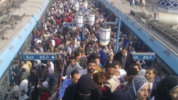 زحام شديد بمحطة مترو «عزبة النخل» زحام شديد بمحطة مترو «عزبة النخل»