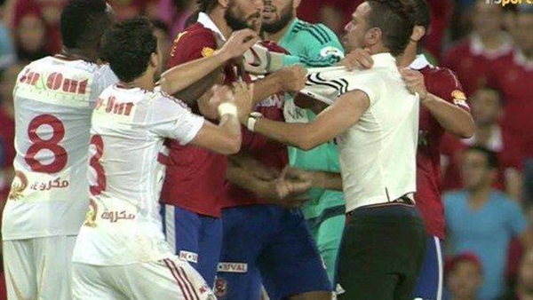 بالفيديو.. مشاهد غير أخلاقية في الملاعب المصرية أبرزها «القمة» بالفيديو.. مشاهد غير أخلاقية في الملاعب المصرية أبرزها «القمة»