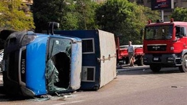 بالأسماء.. مصابي حادث انقلاب لوري الشرطة بالوادي الجديد بالأسماء.. مصابي حادث انقلاب لوري الشرطة بالوادي الجديد