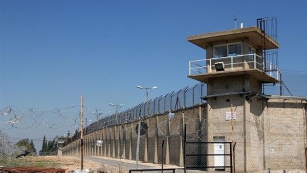 أهالي أسرى غزة يزورون ذويهم في سجن «نفحة» الإسرائيلي