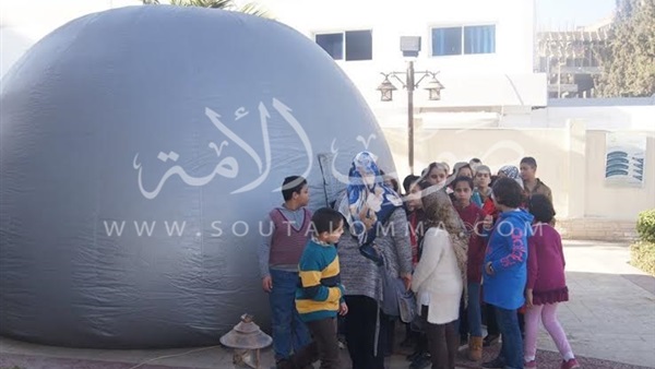 بالصور.. عرض القبة السماوية المحمولة للأطفال بمكتبة دمنهور بالصور.. عرض القبة السماوية المحمولة للأطفال بمكتبة دمنهور