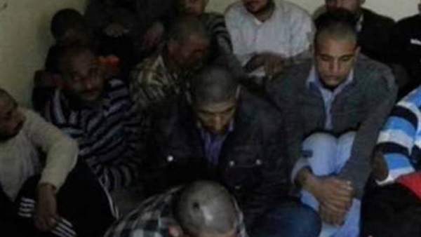 العمال المحتجزين في ليبيا يلتقطون صورة مع «الجيش الليبي» 