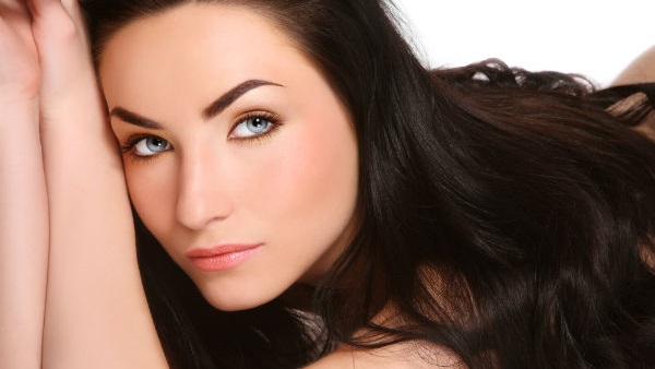 الليمون والبابونج لصباغة الشعر داخل المنزل 