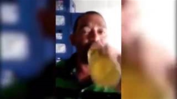 بالفيديو.. رجل يبتلع "فرخة" حية بالبرازيل