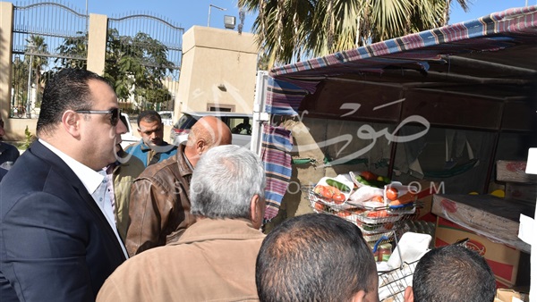 بالصور.. سيارات متنقلة لبيع السلع الغذائية بأسعار مدعمة بالفيوم بالصور.. سيارات متنقلة لبيع السلع الغذائية بأسعار مدعمة بالفيوم