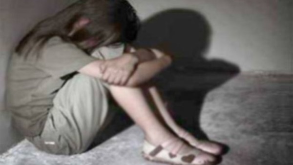شاب يعاشر شقيقته جنسيا بعلم والدهما شاب يعاشر شقيقته جنسيا بعلم والدهما