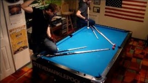 بالفيديو.. أمريكيان يستعرضان مهارتهما على طاولة «بلياردو»