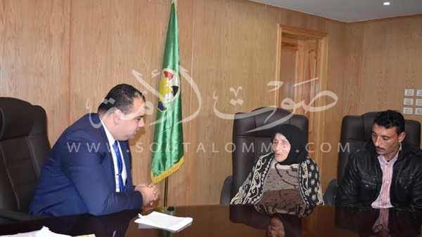 بالصور..محافظ الفيوم يكرم سيدة مُسنة التحقت بالشهادة الإعدادية بالصور..محافظ الفيوم يكرم سيدة مُسنة التحقت بالشهادة الإعدادية