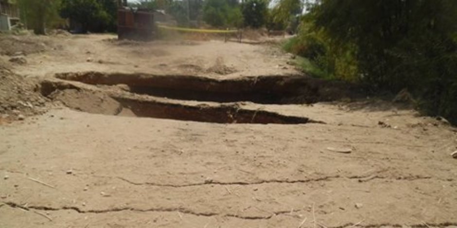 هبوط أرضى داخل فناء مدرسة بشبين القناطر 