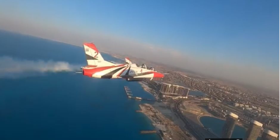 سماء العلمين تتألق بعرض جوي لطائرات «تحيا مصر».. فيديو