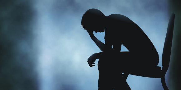 احذر الاقتراب والحديث.. هؤلاء ينقلون الكآبة (إنفوجراف)