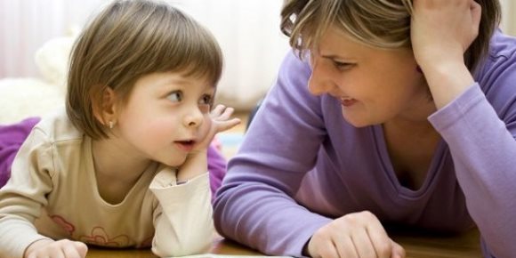 حيل تساعدك فى تدريب طفلك على النوم بمفرده.. الصبر ومنحه محفزات تشجيعية (انفوجراف)