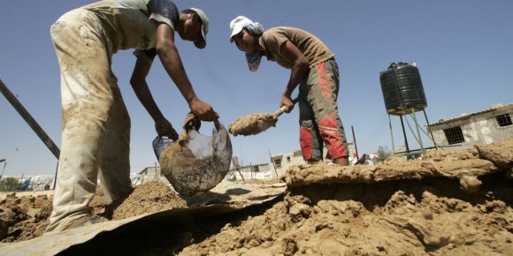 ١٠ مشاكل للعمال في عيدهم.. عايز أعيش (انفوجراف)