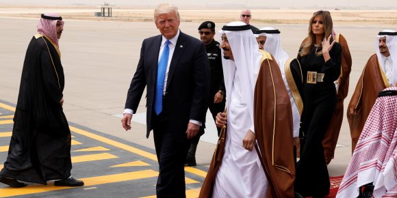 من سلم الطائرة إلى جولة القصر الملكي.. اليوم الأول لترامب في السعودية (انفوجراف)