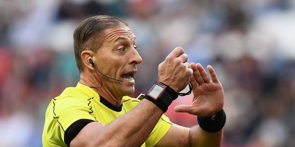 10 معلومات عن حكم مواجهة ألمانيا والمكسيك بنصف نهائي كأس القارات «انفوجراف »