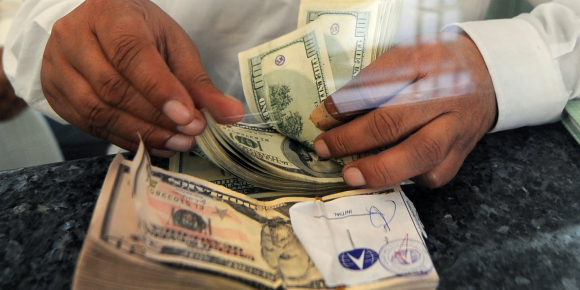 سعر الدولار اليوم الاثنين 13-11-2017 فى السوق السوداء والبنوك (فيديوجراف)