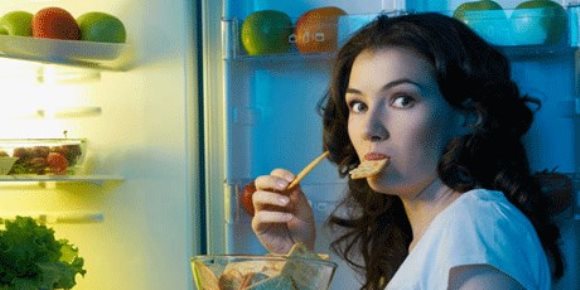 5 أسباب تؤدى إلى الشعور بالجوع بعد الوجبات ( انفوجراف )