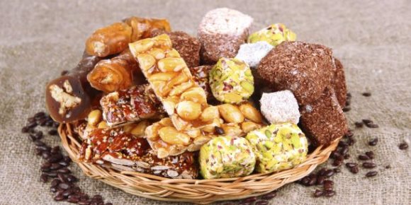 4 أضرار ​ل​سكريات حلو​ى​ المولد غير السمنة.. ضعف المناعة وتليف الكبد ( انفوجراف )