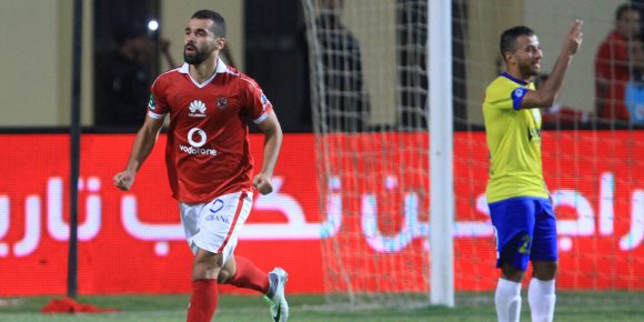 عبدالله السعيد يتحدى 9 لاعبين للدخول في نادي المائة (إنفوجراف)