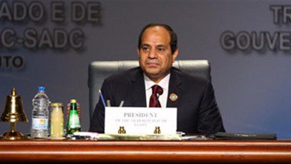 رئيس أكاديمية الشرطة يهدى السيسى  مفتاحا رمزيا لقناة السويس الجديدة 