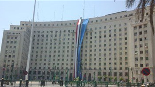 ميدان التحرير يتجمل استعداداً  للاحتفال بافتتاح قناة السويس الجديدة 