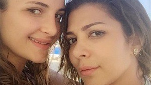 أصالة تنشر صورتها  مع ابنتها "شام" على أحد الشواطئ 
