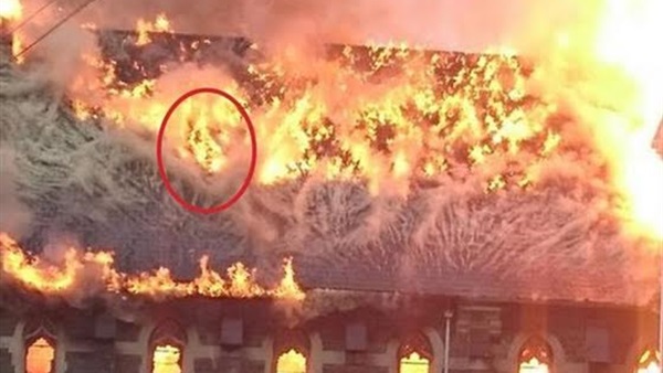 بالصورة.. ظهور وجوه بين النيران  فى حريق كنيسة 