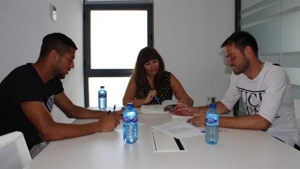 عمرو طارق يتعلم الإسبانية  من اجل ريال بيتيس 