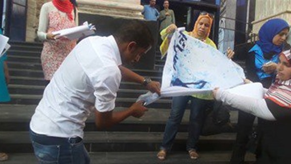 صحفيون يشعلون النيران فى علم إسرائيل   على سلالم النقابة   