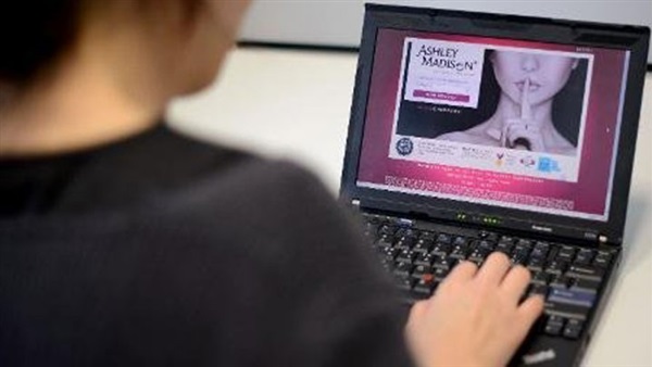 قراصنة يخترقون موقع اباحى  للمتزوجين