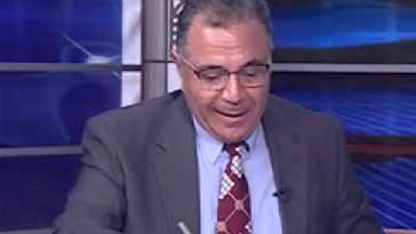 مخرج بالثقافيه يقطع الهواء على مذيع يهاجم الإخوان!  