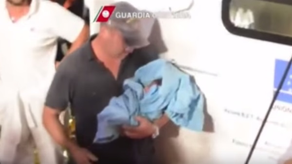 بالفيديو.. مهاجرة تضع مولودها بعد إنقاذها من البحر بلحظات  