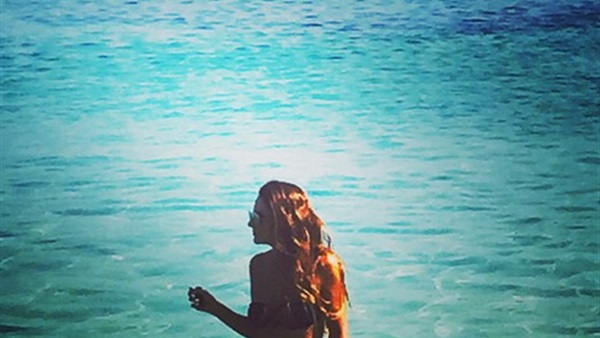 هيلدا خليفة تفاجىء جمهورها بالبكينى  