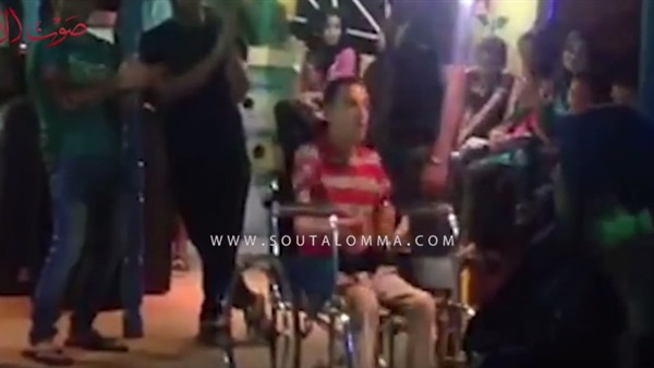 بالفيديو.. معاق بالشلل يبهر الحضور برقصات مثيرة 