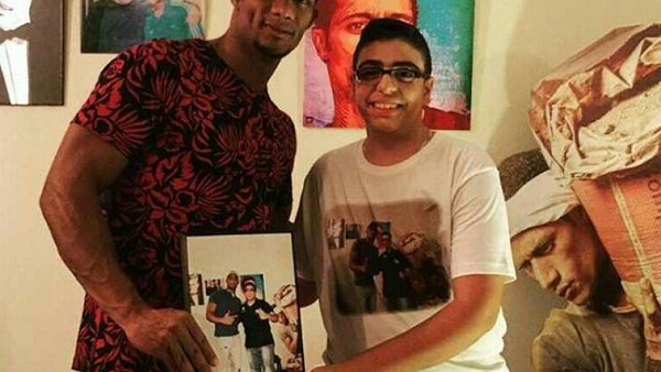 محمد رمضان يفتخر بأحد معجبيه ويشكره على هديته   