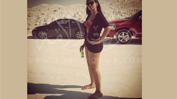 معجب يطارد سارة عبد الرحمن ويجبرها على حذف صورها المثيرة 