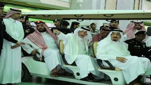 الملك سلمان داخل الحرم المكى يتفقد مكان حادث الرافعه   