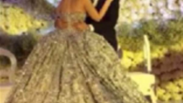 بالفيديو..حفيدة صدام حسين بفستان من الذهب  