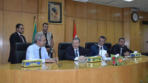 وزير التعليم بالمنيا «لن يتم المساس  بمكافأة الامتحانات للمعلمين» 