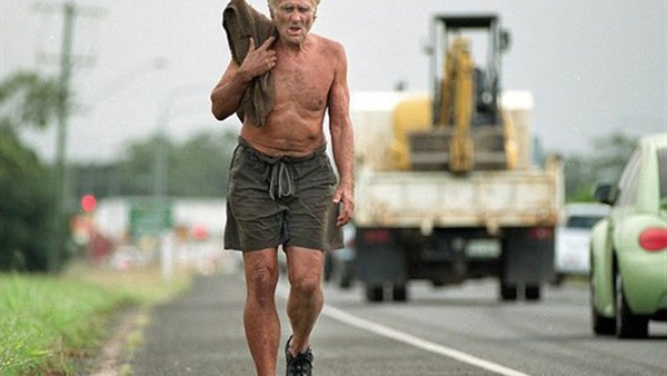 بالصور.. رجل يتقمص شخصية «طرزان»   