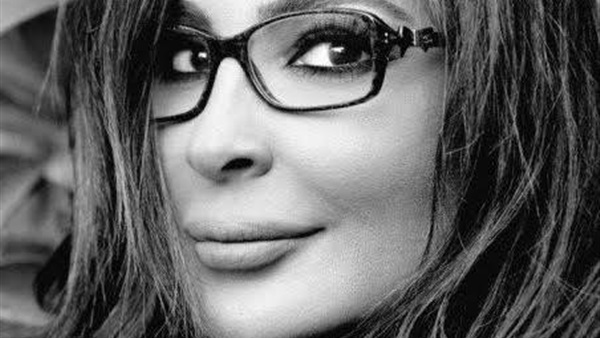 إليسا تفاجىء جمهورها بالأبيض والأسود  